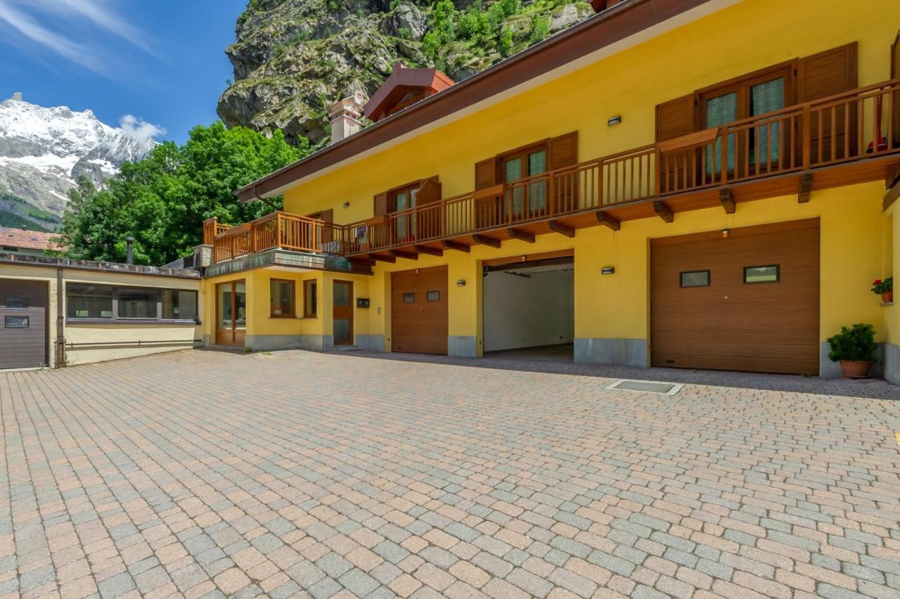 Casa Jasmine Apartment Courmayeur Bagian luar foto